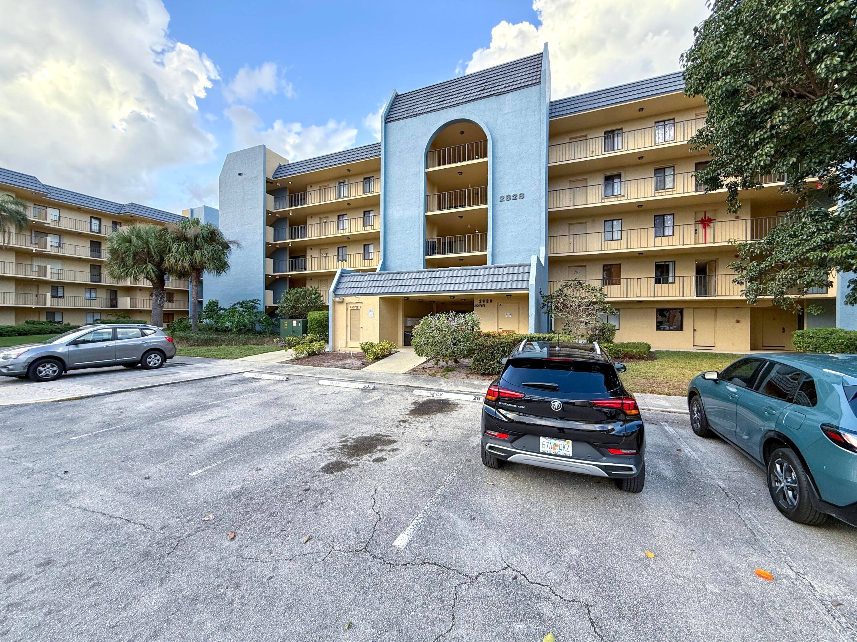 2 Bedroom, 1. 5 Bath Condo in a Vibrant West Palm Beach Tennis CommunityDiscover this charming 2 bedroom, 1.