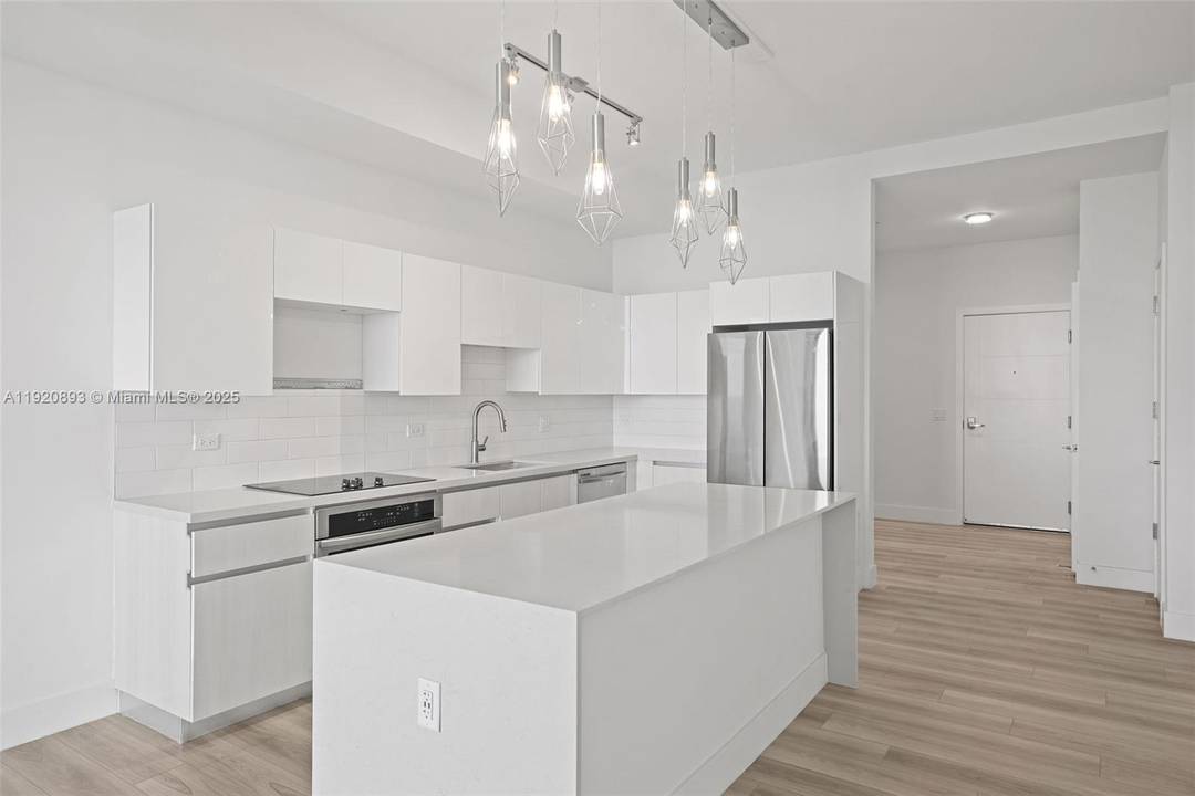 Experience branded living at Mondrian Hallandale Beach Residences sophisticated, move in ready condos that bring Mondrian s globally celebrated design and service to the heart of Hallandale.