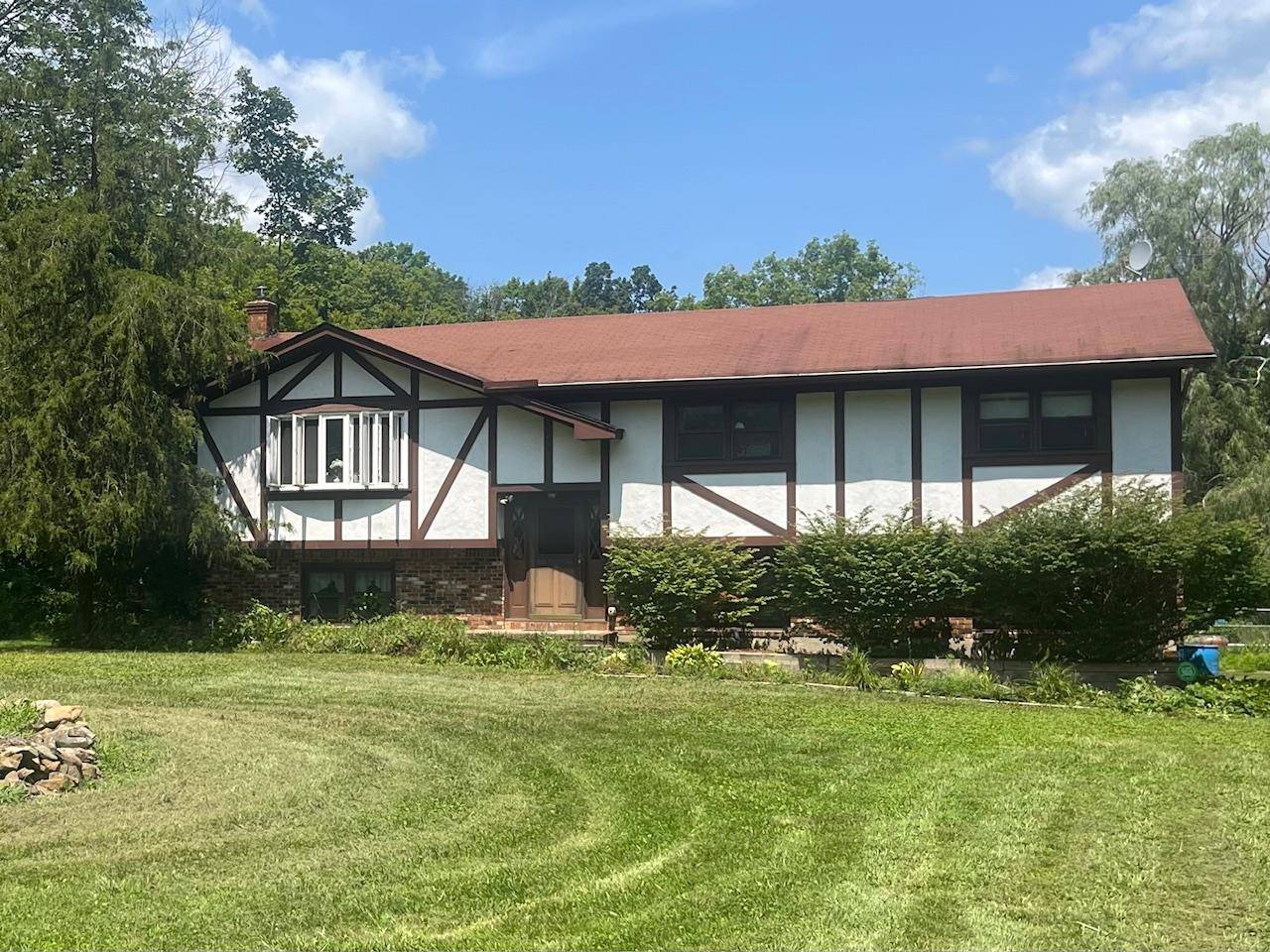 Come enjoy the country living yet close to Route 84.