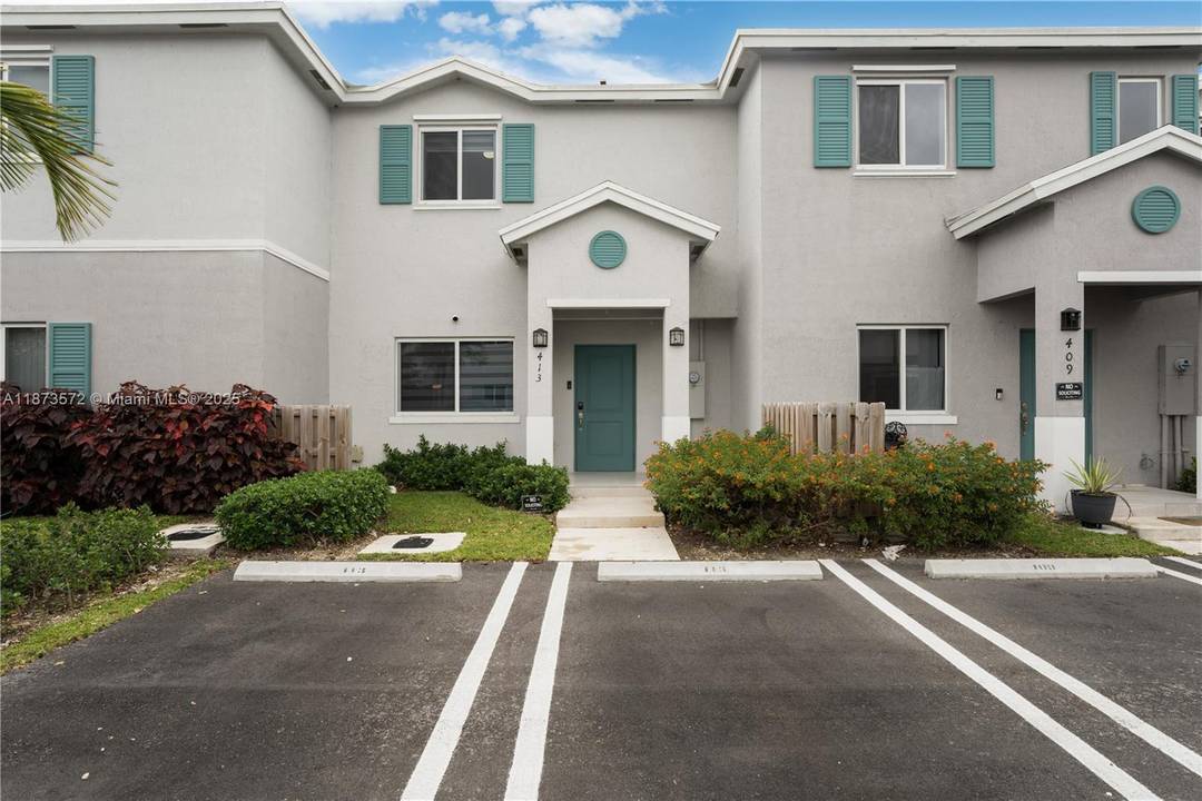 Experience the best of Florida living in this stunning 3 bedroom, 2.