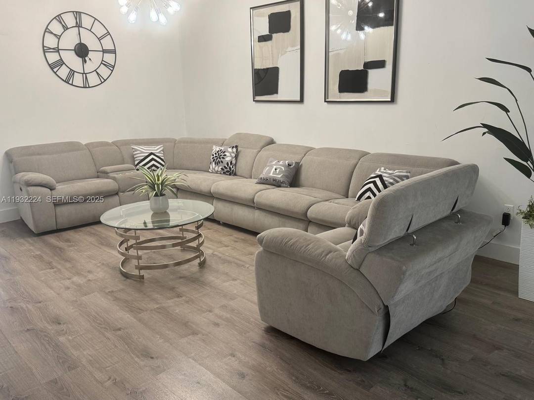 Beautiful 3 bedroom, 2 bathroom property located in the heart of Kendall, right on 137th Avenue.