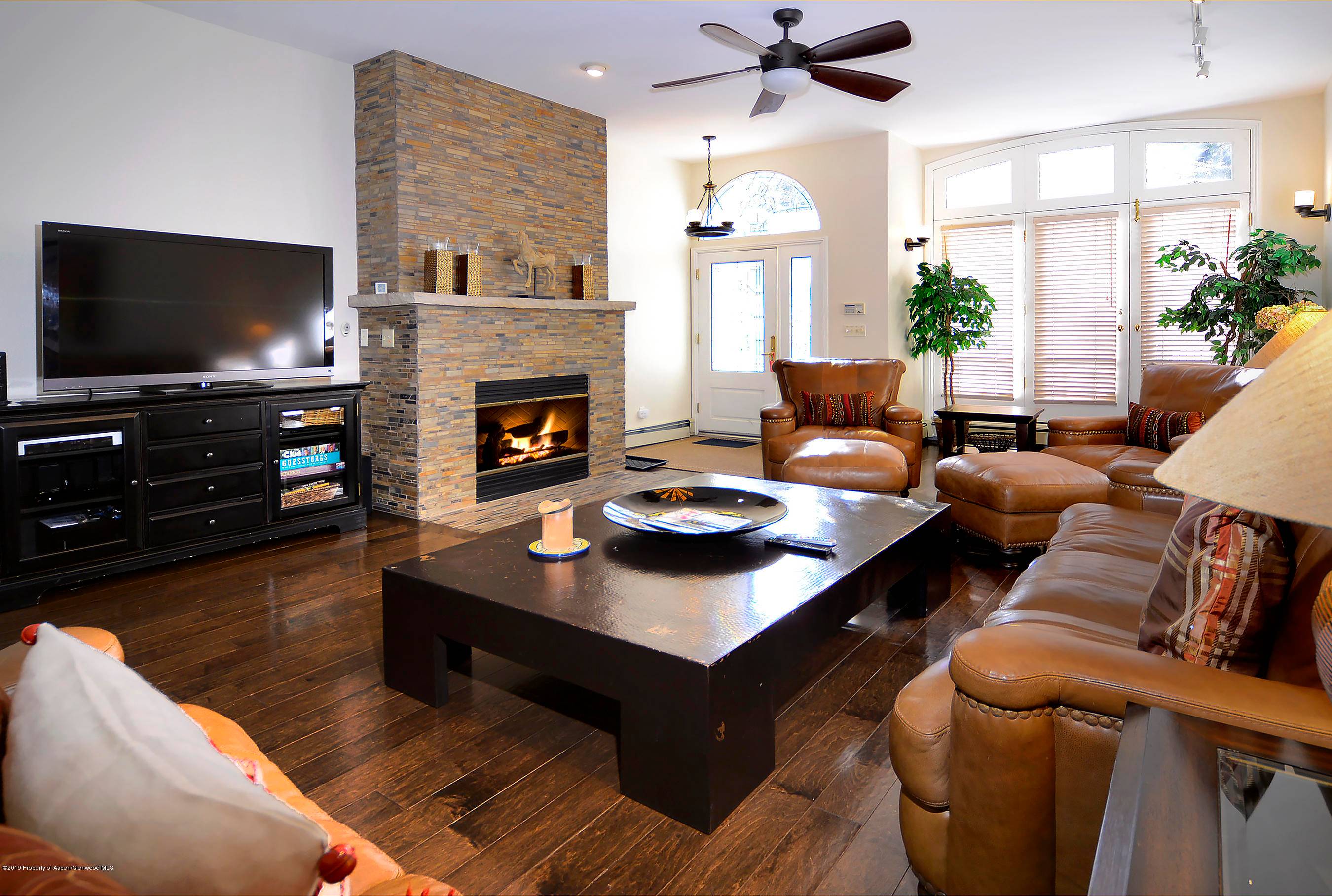 Great downtown townhouse located just four blocks from the gondola.