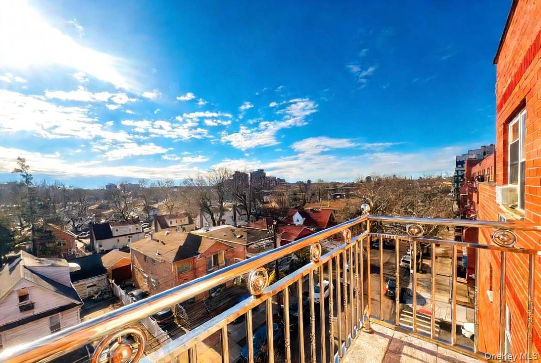 Welcome to the Charming 1 Bedroom, 1 Full Bathroom Condo in a Elevator brick Building was built 2011.