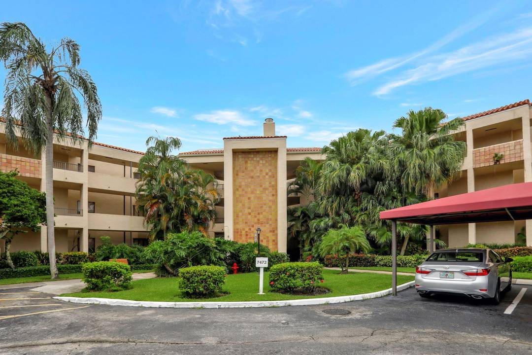 Yearly or seasonal rental now available in this lovely 2 bedroom 2 bath condo with pretty lake views from enclosed patio.