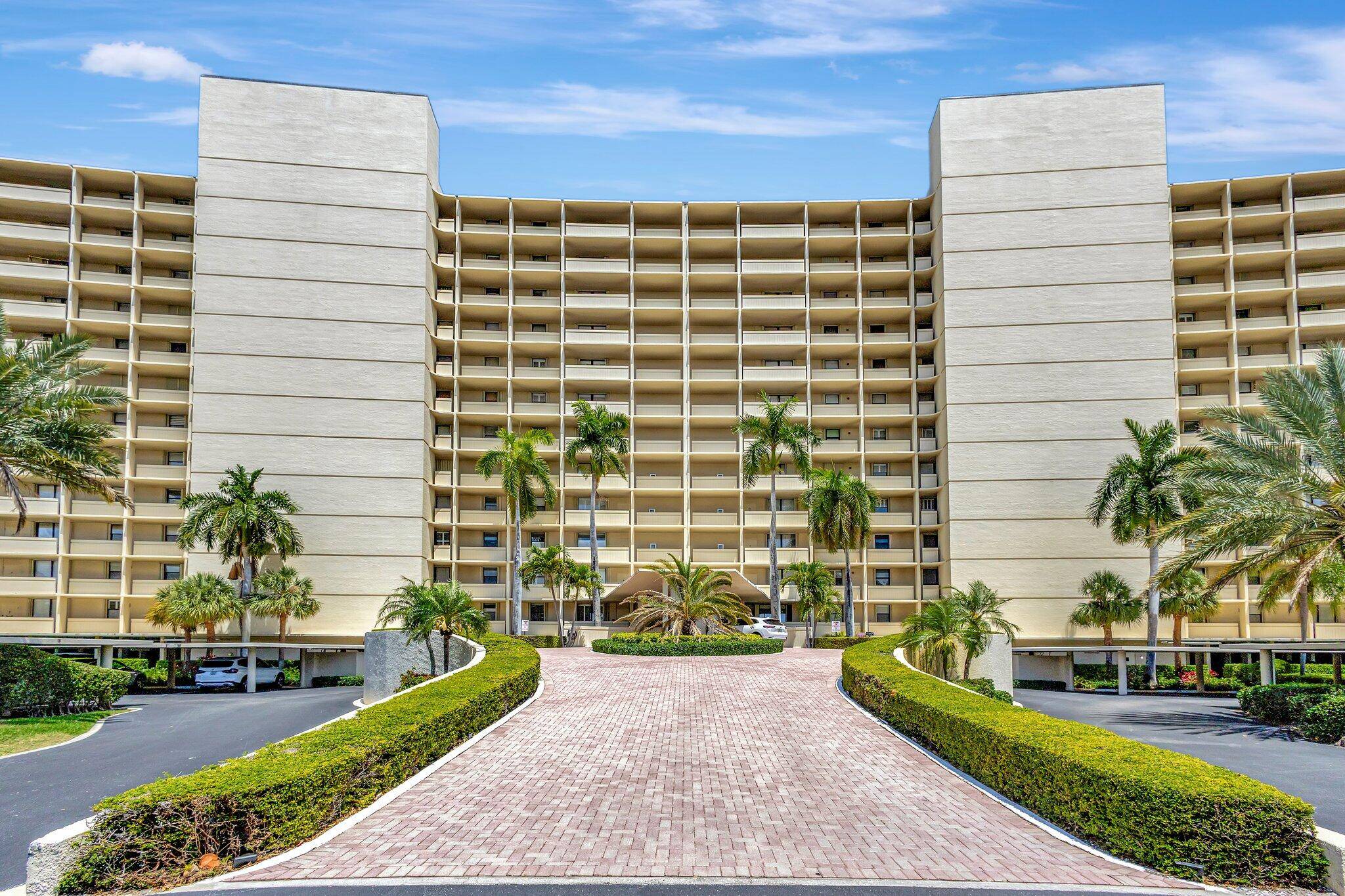 Welcome to luxury living at its finest in the highly sought after Quay North building.