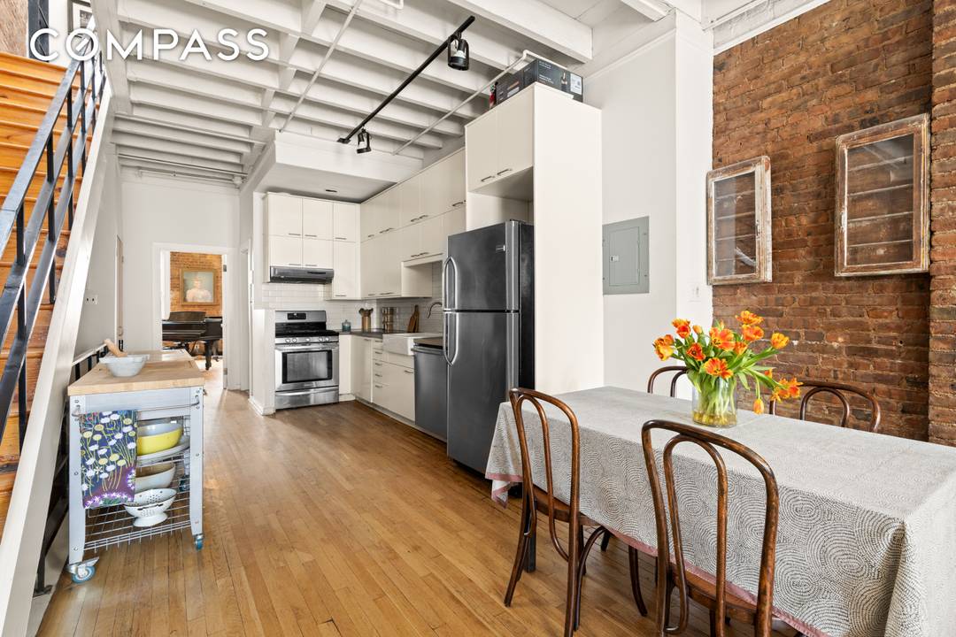 Close to Morningside Park, the Apollo Theatre, the Studio Museum, and all of the conveniences of 125th St, from Trader Joe's and Whole Foods to great transportation, restaurants, shopping and ...