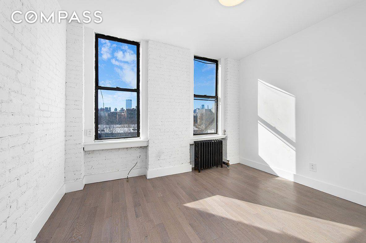 Sunny and beautifully renovated large 3 bedroom unit great for entertaining !