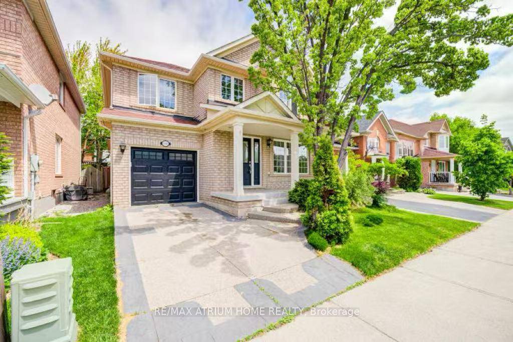 A Nice Home Located In The West Oak Trail Community !