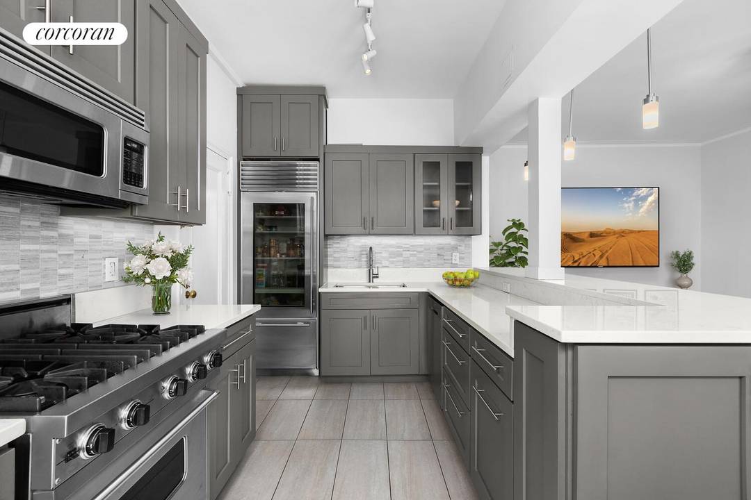 304 West 89th Street is an intimate 36 unit co op built by noted architect Rosario Candela in 1923.