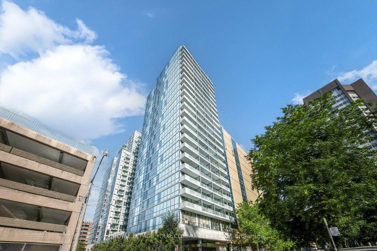 Located beautifully in the vibrant heart of the city at University and Dundas, this stunning 1 bedroom, 1 bath.