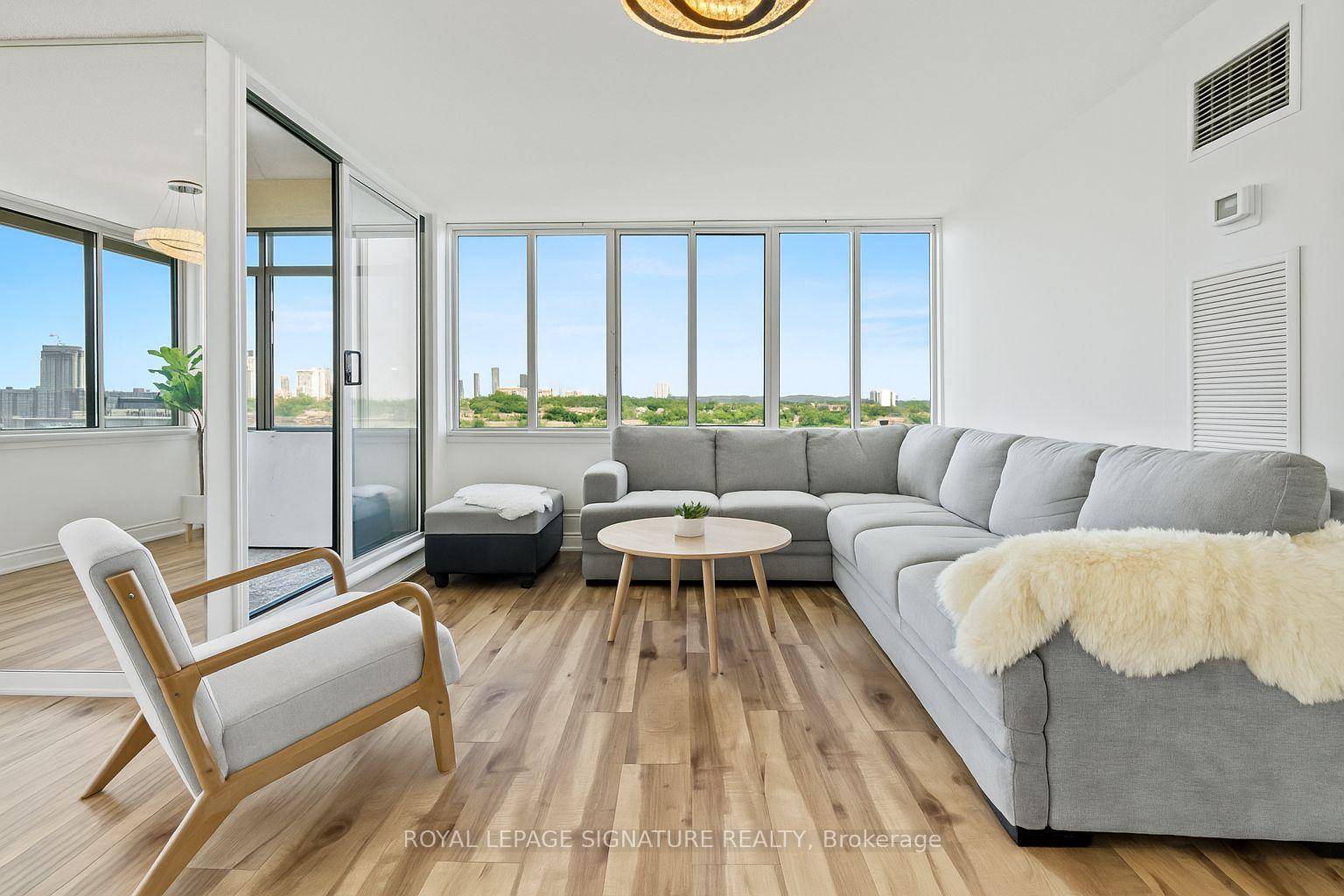 Spacious Corner Unit in Prime Mississauga Location, Welcome to this beautifully maintained and freshly painted 3 bedroom, 2 bathroom corner unit condo nestled in the heart of Mississauga.