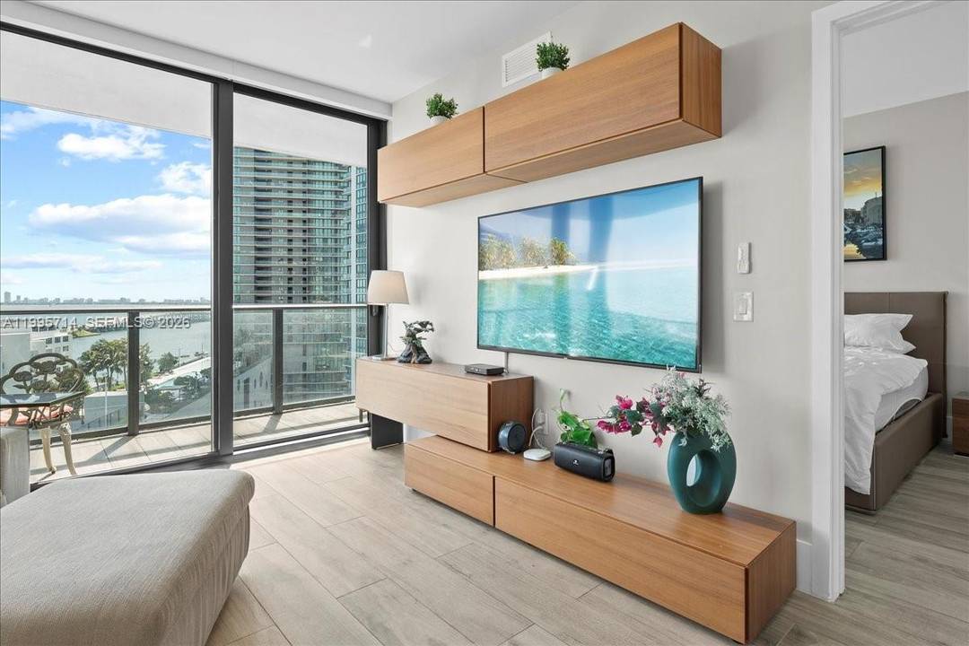 LUXURY 3 Beds, 2 Baths, ASTONISHING BAYFRONT VIEW MIAMI.