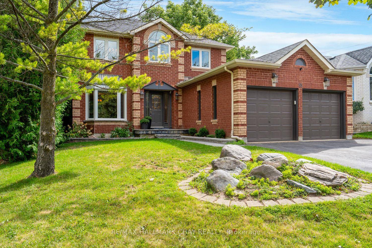 Welcome to this fantastic home on a quiet family friendly street in the heart of Alliston !