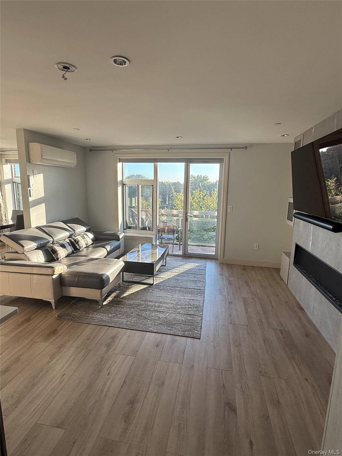 Pinnacle of Luxury Living Fully Renovated Smart Home Apartment Experience a new level of luxury in this stunning 1, 000 sq.