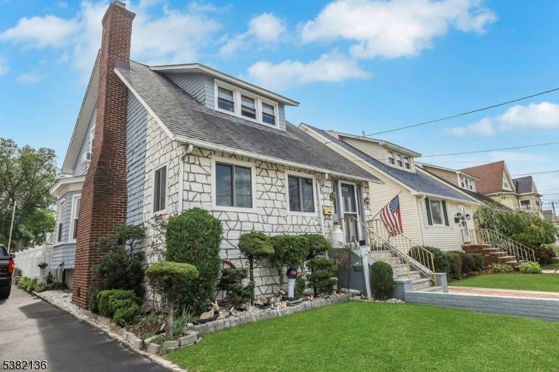 This delightful 2 bedroom, 2 bath Colonial is full of character and space, located on a quiet residential street just a 5 minute walk to the train perfect for commuting ...