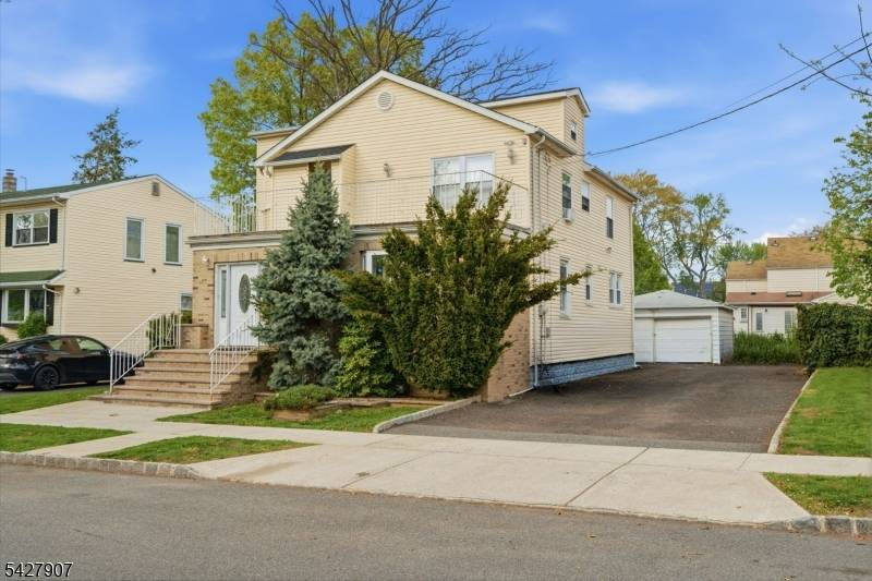 This stunning and spacious custom Colonial offers the perfect blend of modern luxury and move in ready comfort.