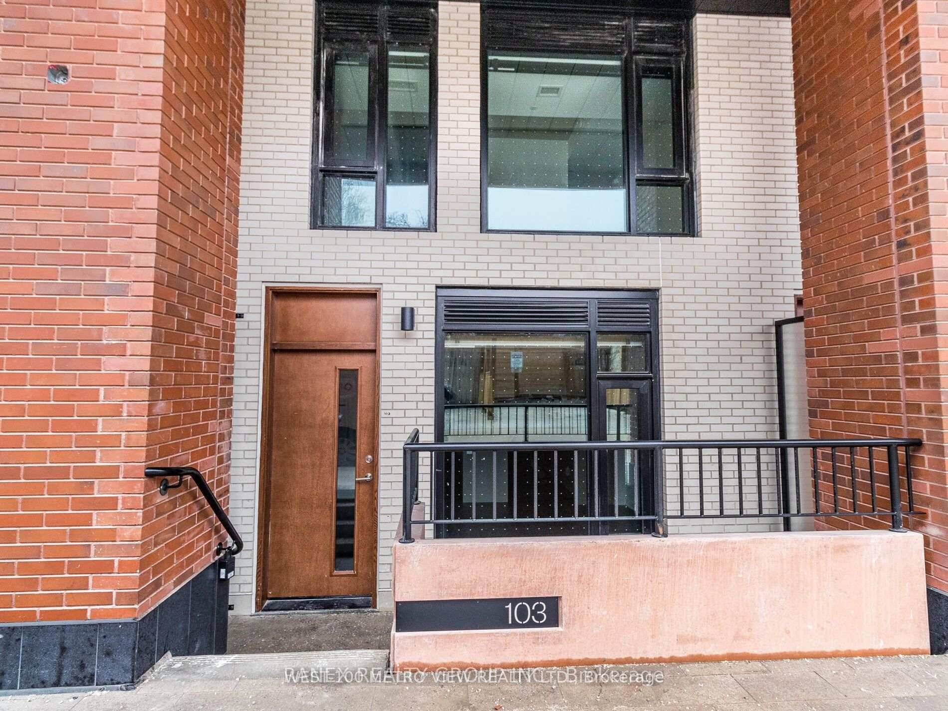 pectacular Ground Floor Townhouse With parking at Junction House !