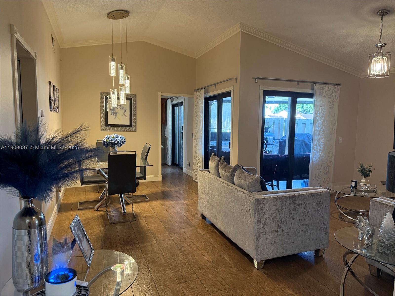 Enjoy the comfort of this beautiful 3 2 Townhouse with two designated parking spaces in the excellent community of The Moors.