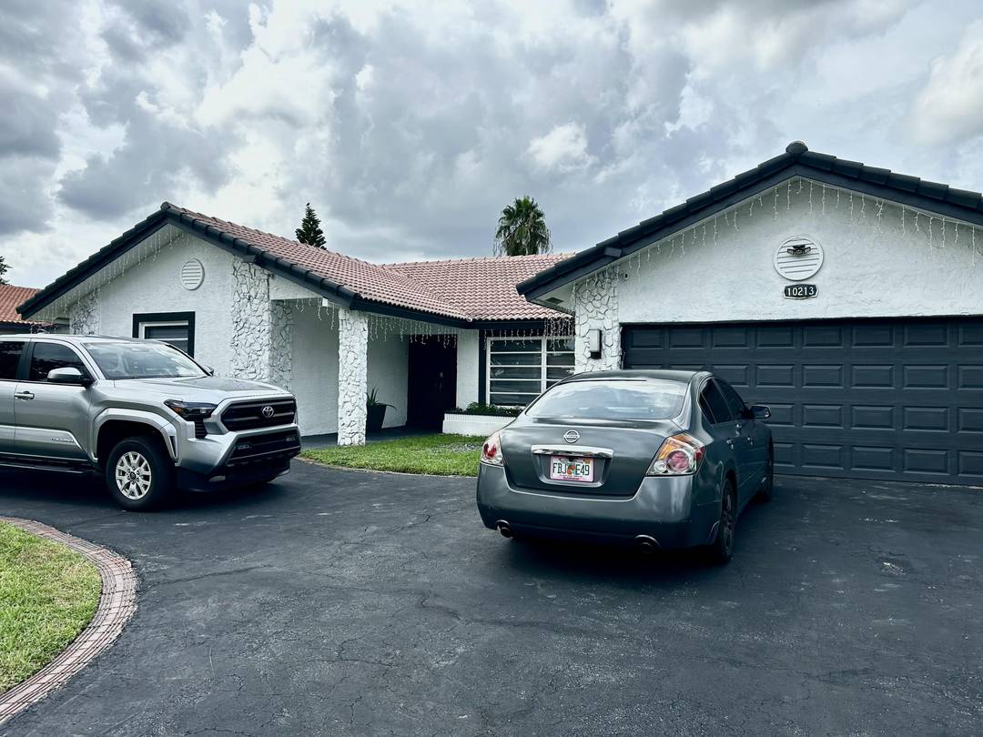 Spacious 4 bedroom, 2 bath house in a highly sought after neighborhood in Oak Wood.