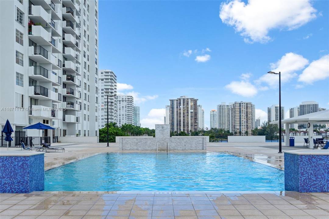 Spacious 2 bedroom, 2 bathroom condo in the heart of Aventura !