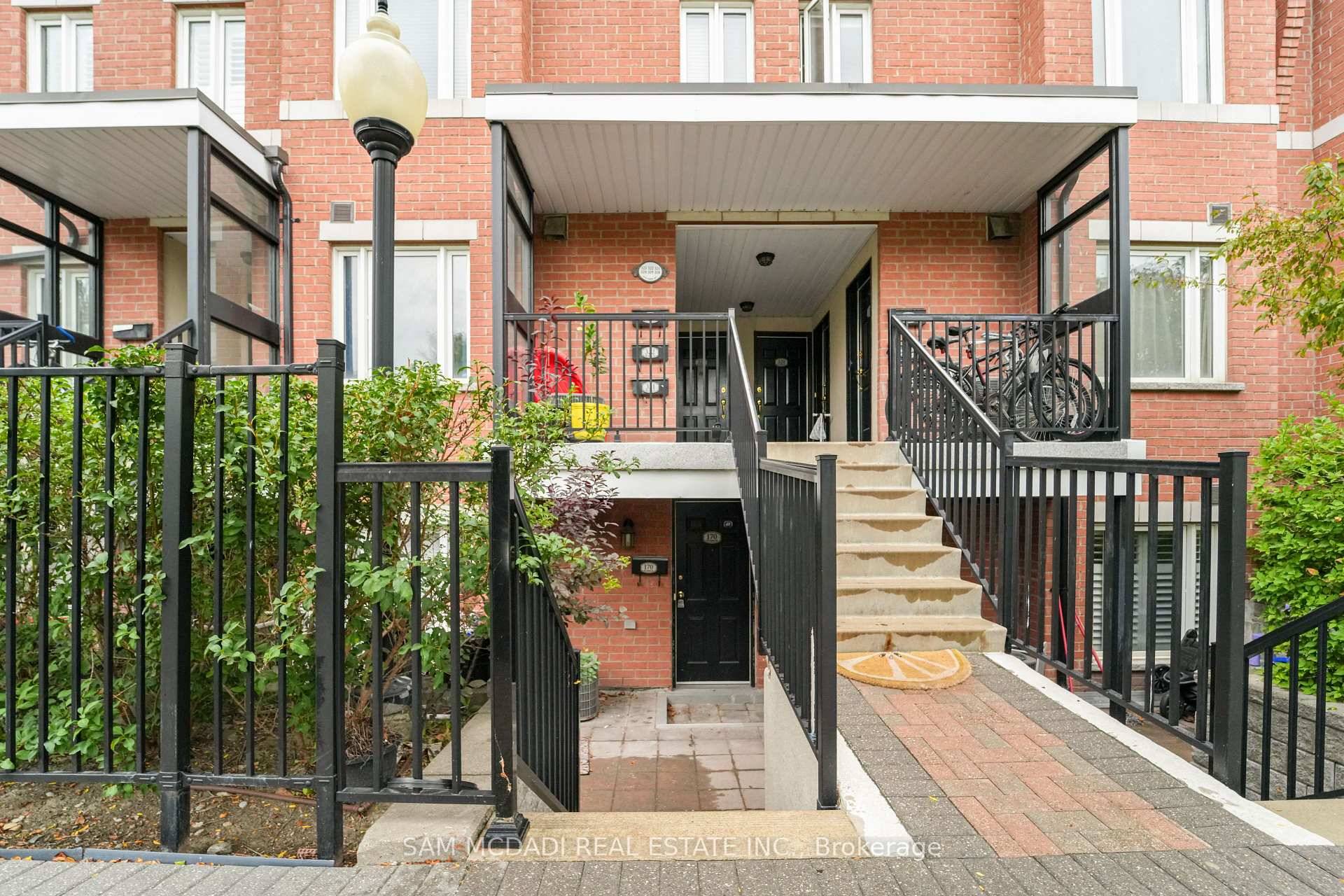 Spacious Thornhill Village 2 bed, 1.