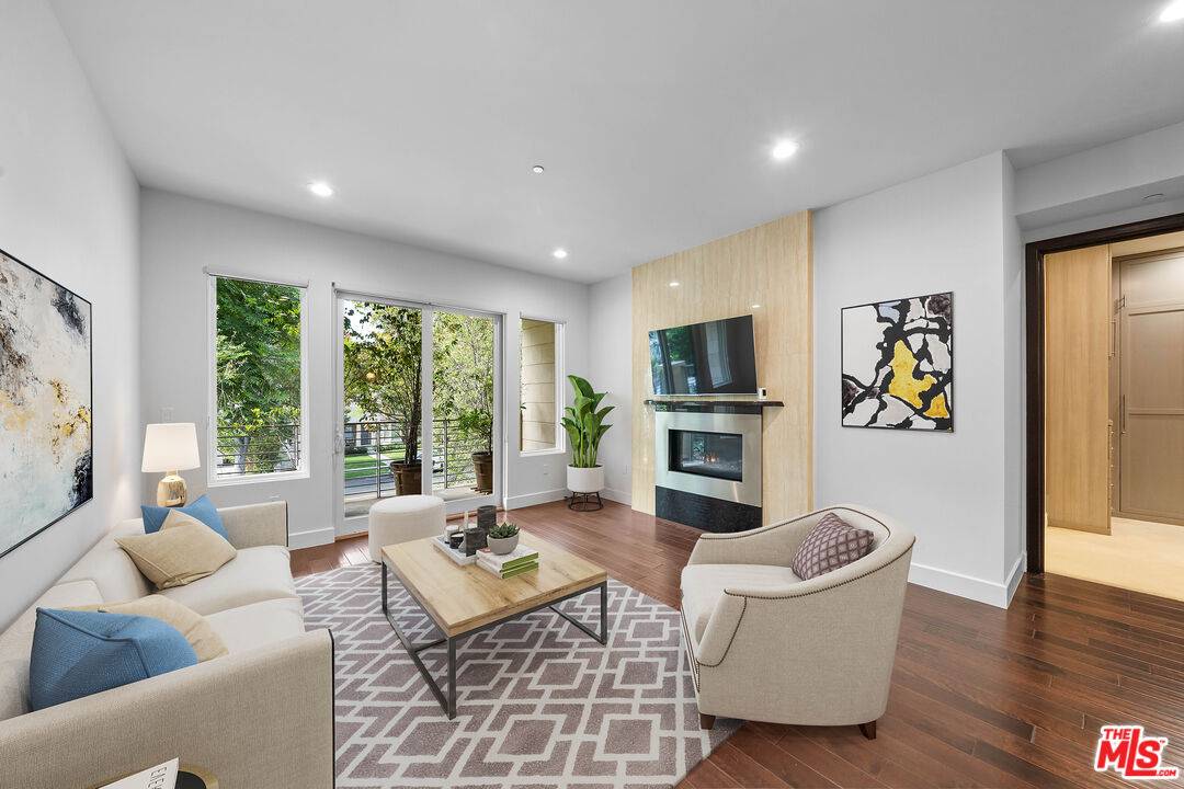 1318   Roxbury Dr 2BR Beverlywood La