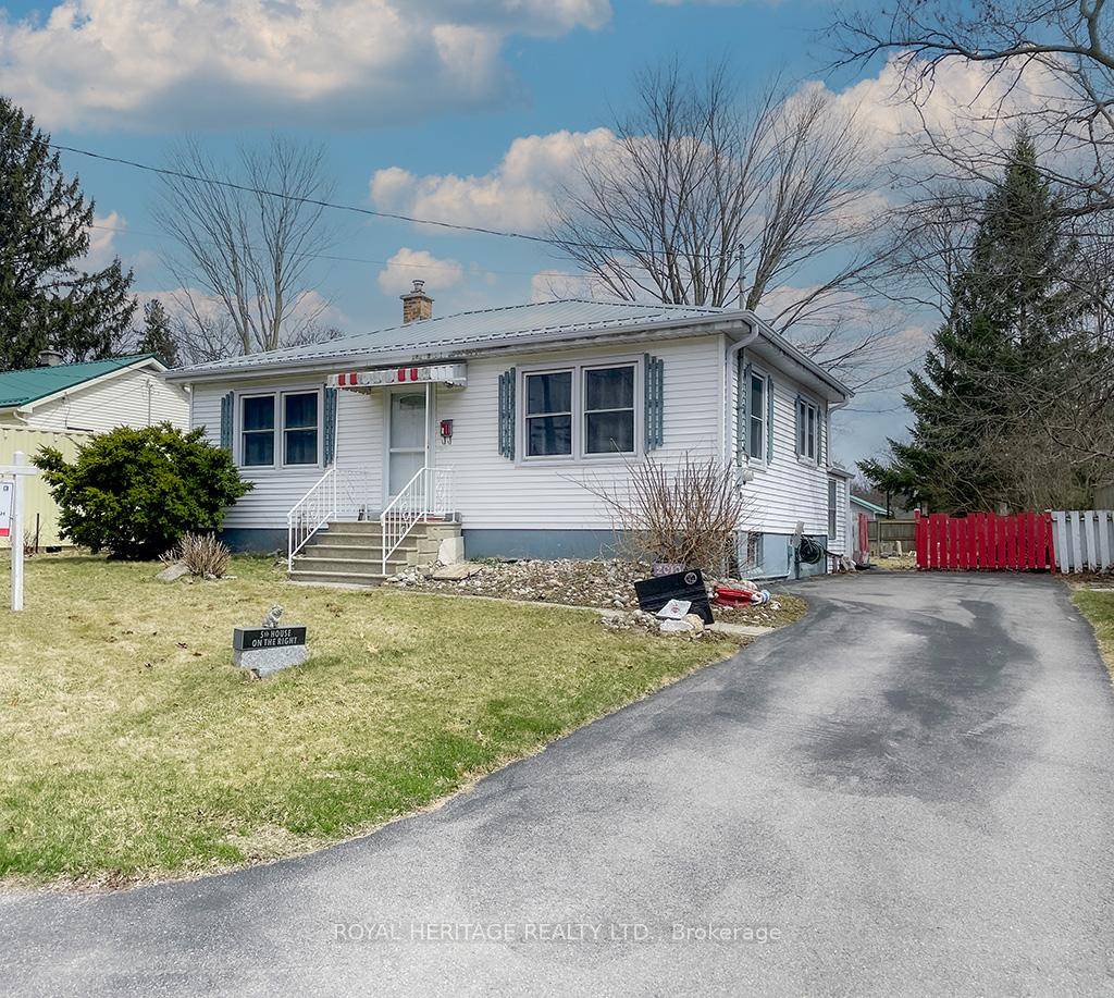 Cozy and comfortable bungalow in Belleville's west end.