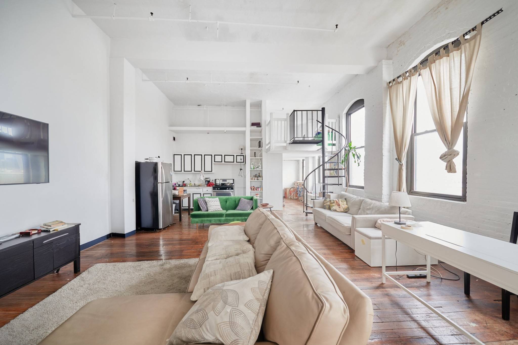 FEATURES 8 oversized arched windows wrap around this rare corner loft providing tons of sunlight 1000 of creative living and work space with exposed brick throughout Large sleeping loft wit ...
