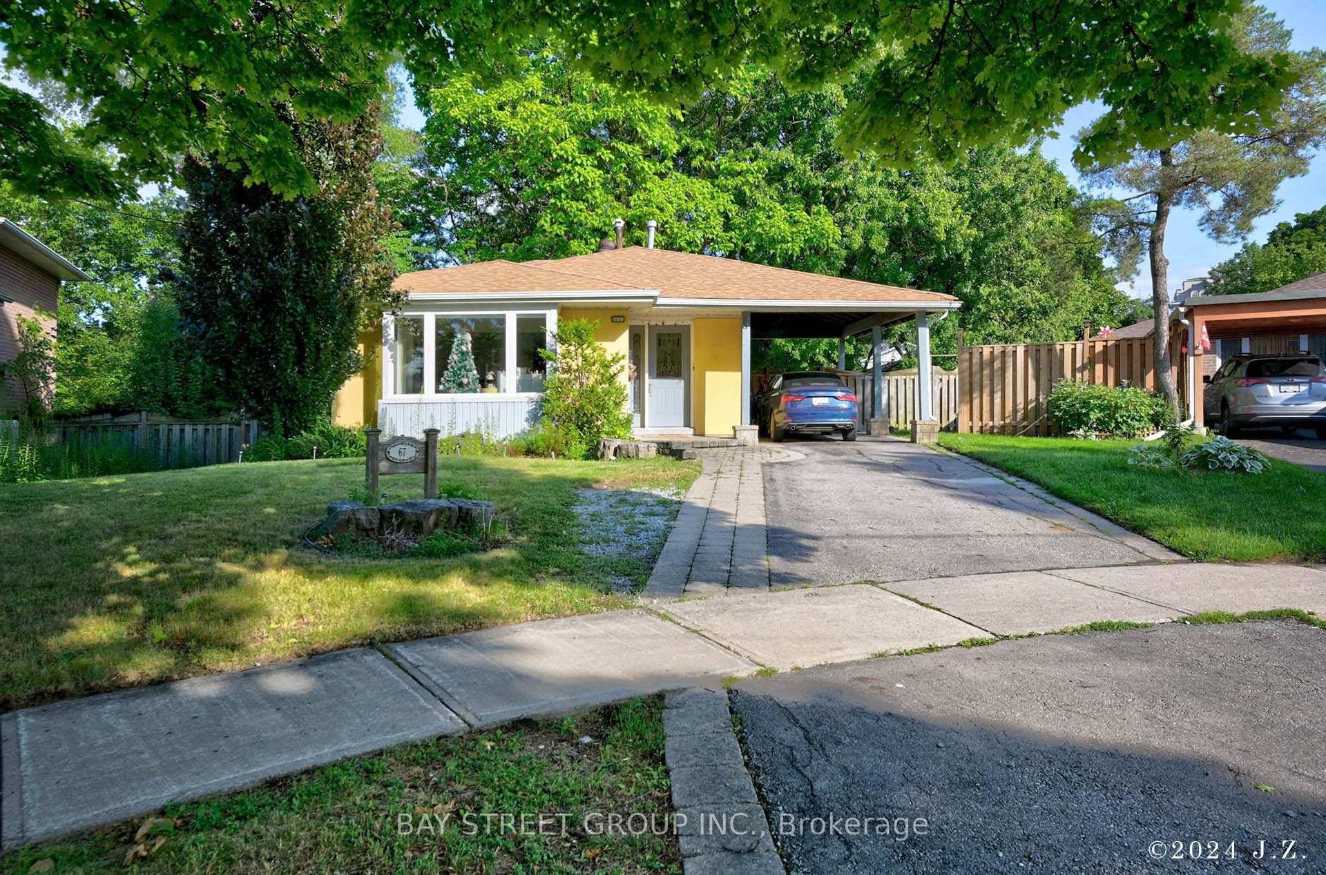 Welcome to this beautifully maintained 4 bedroom detached home, perfectly situated in a highly sought after neighborhood !