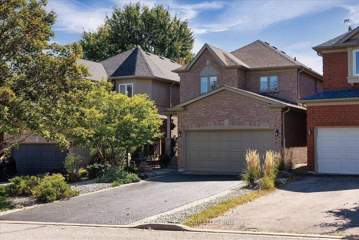 Exceptional 3 bedroom, 4 bath home in desirable Summerhill ; a family centered neighbourhood surrounded by greenspace and great community amenities.