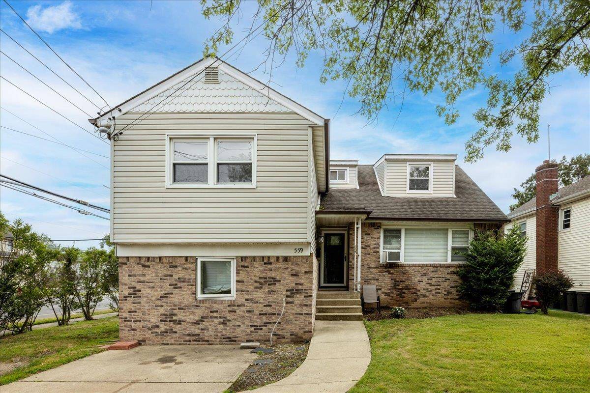 Welcome to this 3 bedroom, 3.