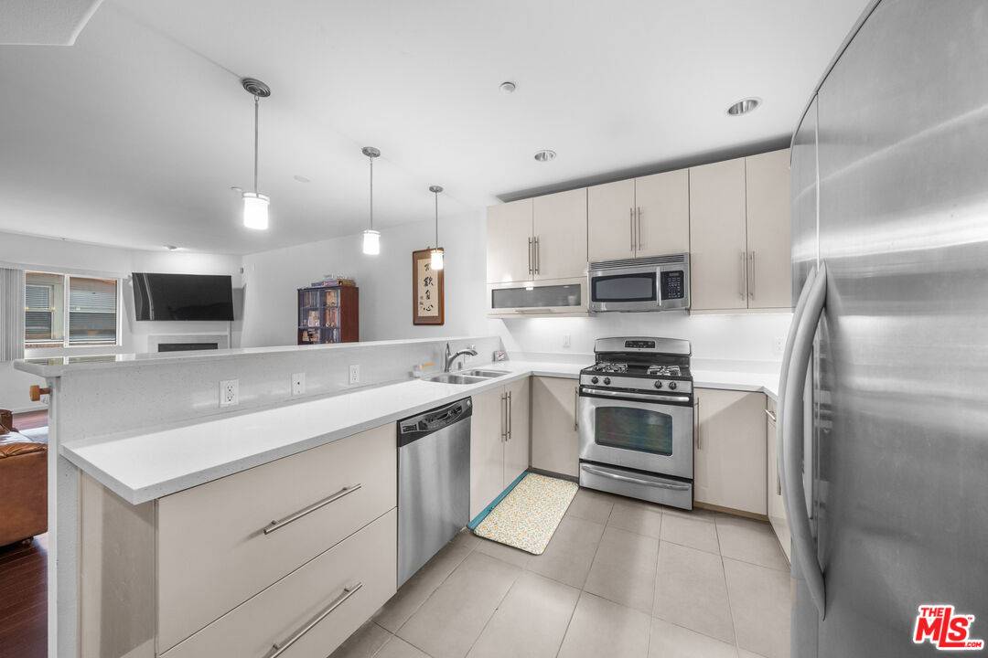 733 S Manhattan Pl 2BR Hancock Park La