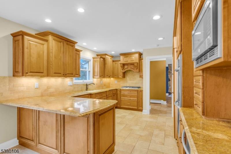 Total area of 2, 200 Square feet.