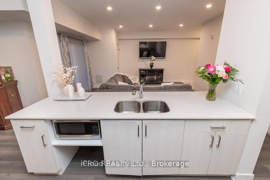 Situated in the prestigious Innis Shore area, this inspiring condo offers stunning views, easy access to transit, and close to peaceful nearby parks and lake views.