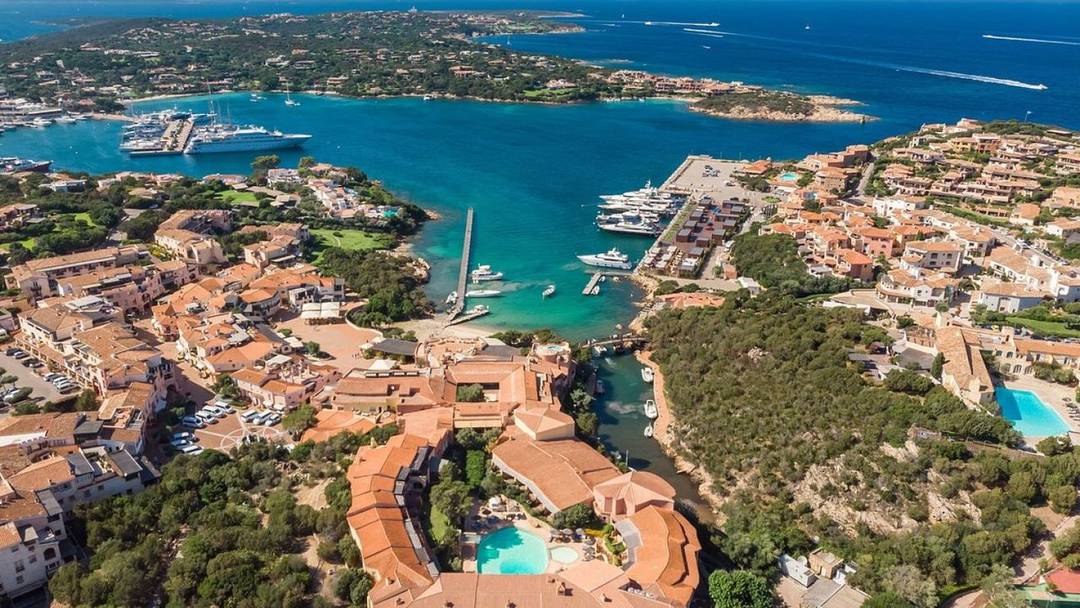 Luxury villa with swimming pool, fitness room and home cinema located in the centre of Porto Cervo, with panoramic terrace and sea view.