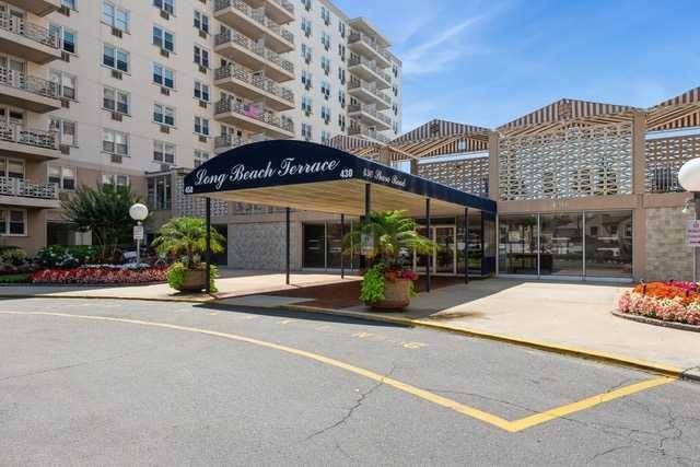 Welcome to Unit 1F at 450 Shore Road an excellent opportunity to own in one of Long Beach s most sought after oceanfront buildings.