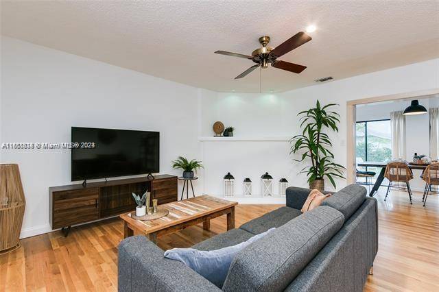 Incredible TRIPLEX located in beautiful Pompano Beach, One duplex with a one huge 2 2 offers totally relooked w 1car garage, plenty of parking spot, a Large Shade, a commun ...