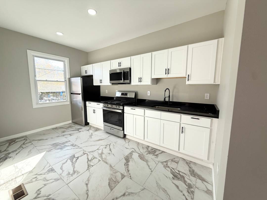 Spacious Stylish 4 Bedroom, 2 Bath Home in New Haven !