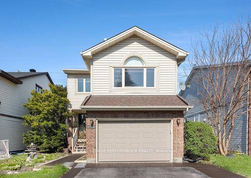 Charming 3 Bedroom Home in Hunt Club No Rear Neighbours !
