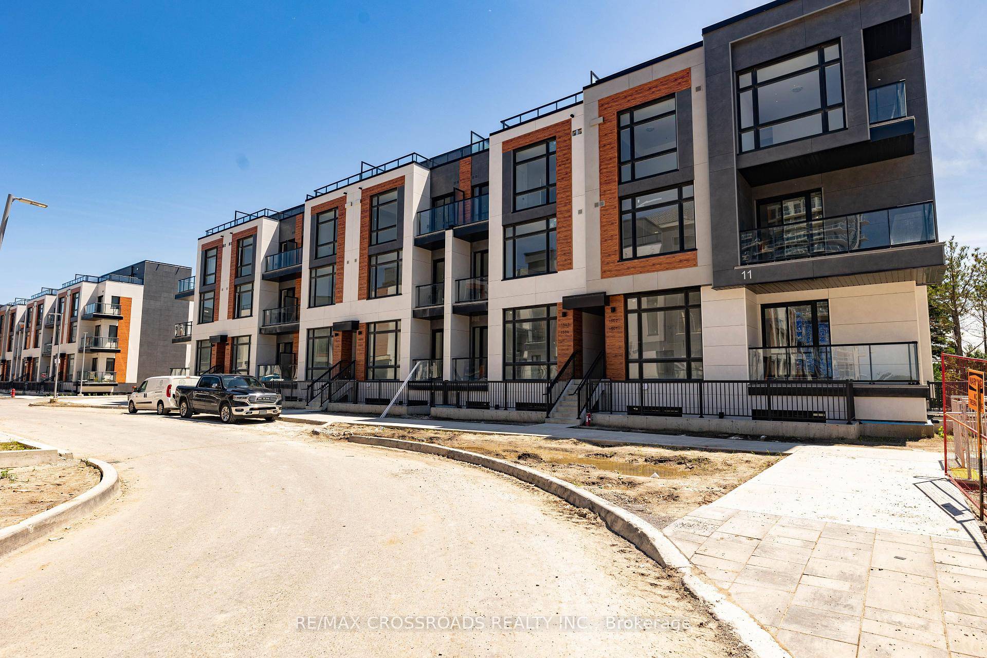 Beautiful 2 bedroom, 3 bathroom condo townhouse in the heart of Richmond Hill at Elgin Bast.