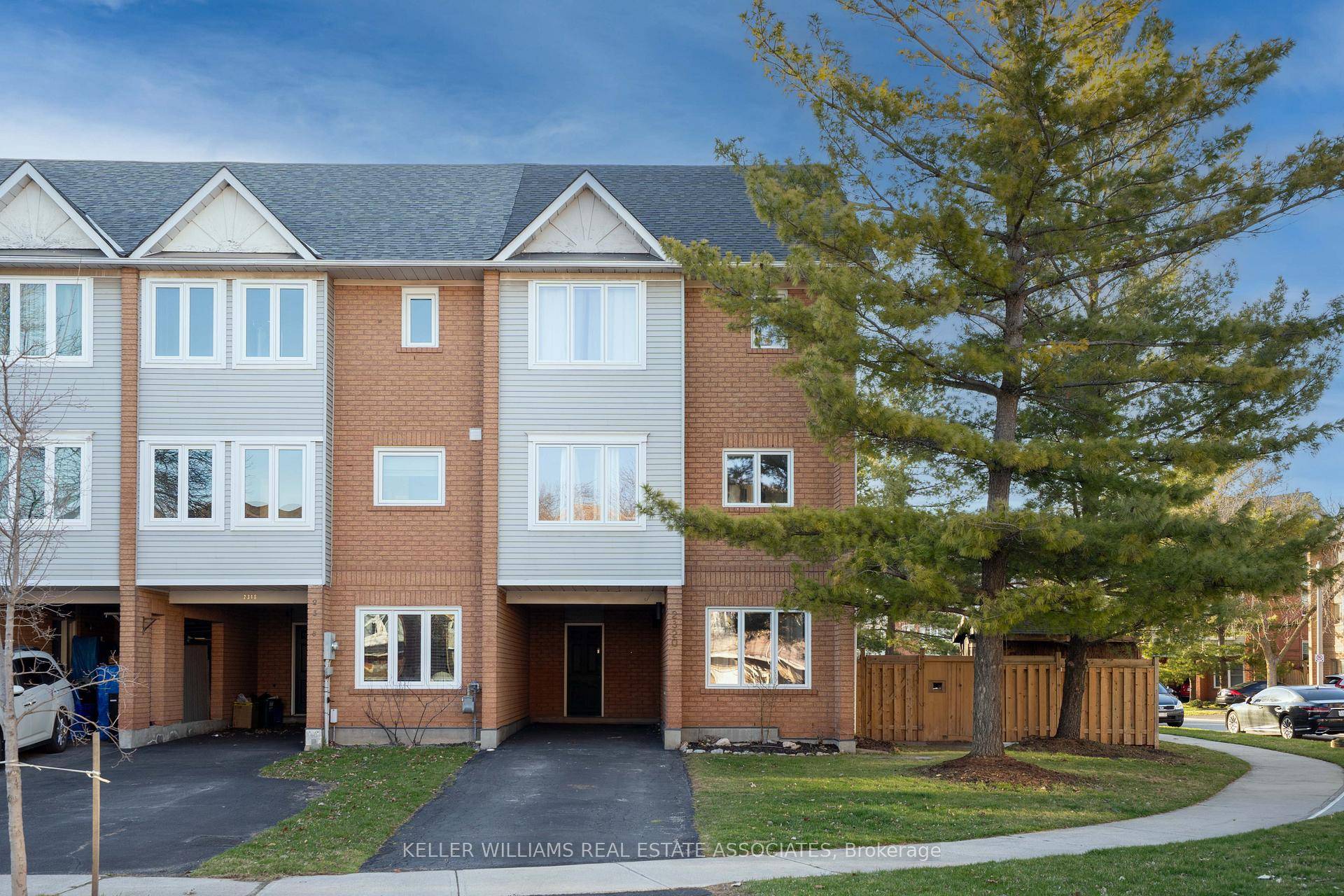 Welcome to 2320 Strawfield Crt, a beautifully maintained gem tucked away on a quiet, family friendly court in one of Oakvilles most desirable neighborhoods !