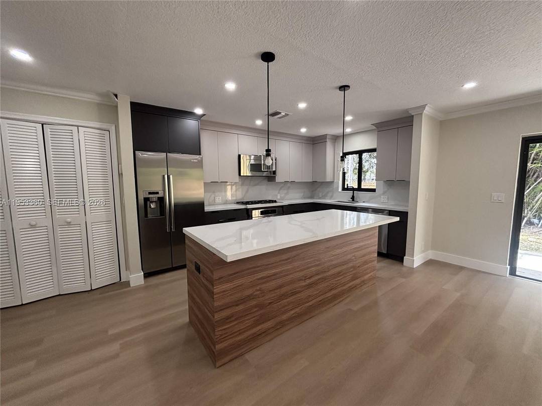 Beautifully 3 Bedroom, 2 Bath Home with 2 Car Garage in Lake Mango Shores !