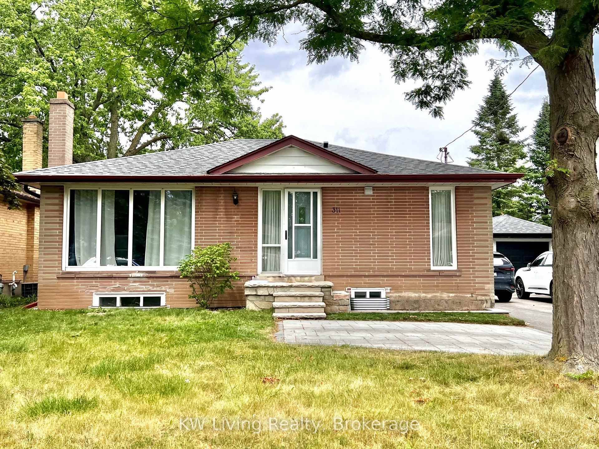 Main Floor Only. Beautifully maintained 3 bedrooms bungalow in high demand area of Richmond Hill.