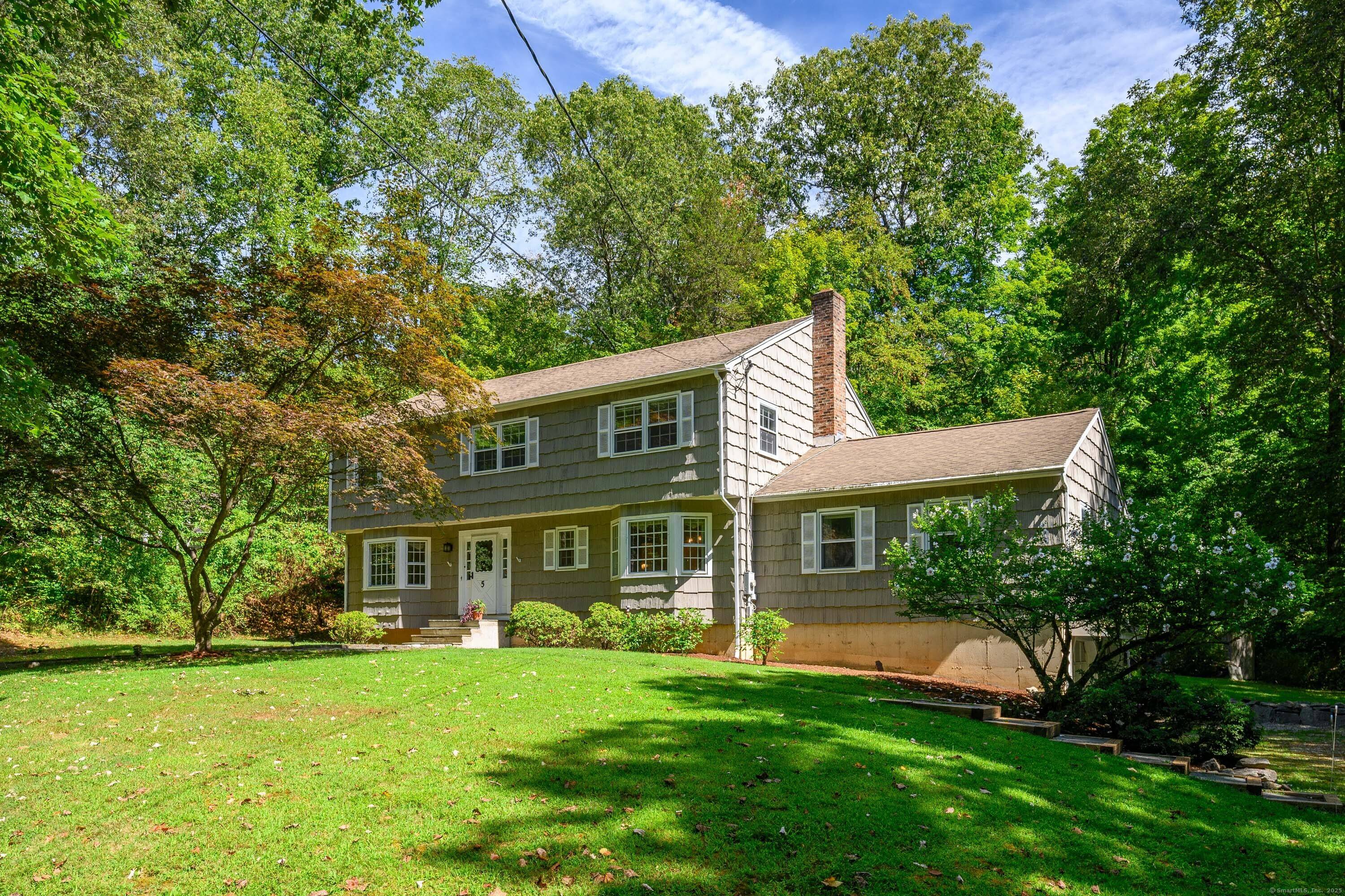 Come make 5 Woodland Way your new home !