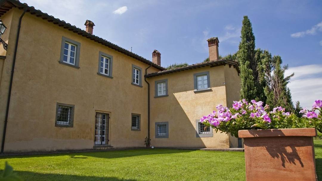 Luxury country house with ancient tower, vineyard, olive grove and pool for sale in a panoramic position in Monte San Savino, Arezzo, Tuscany.