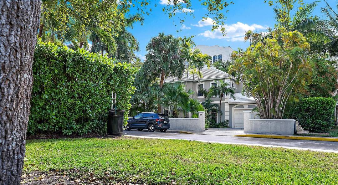 Classic Palm Beach Living !