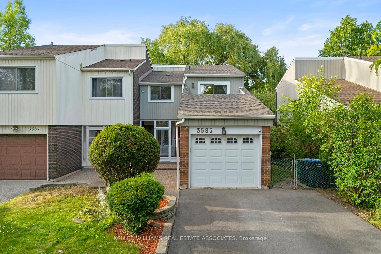 FIRST TIME BUYERS, MULTI FAMILIES OR INVESTORS Spectacular move in ready, semi detached home NO MAINTENANCE FEES, nestled in a desirable community of Erin Mills !