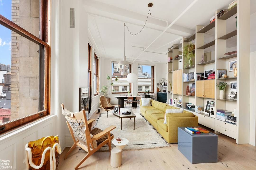 LIVE IN THE LIGHT Highly refined, and deeply serene, this light filled, architecturally significant loft is a rare opportunity to live with great beauty while overlooking the Flatiron, one of ...