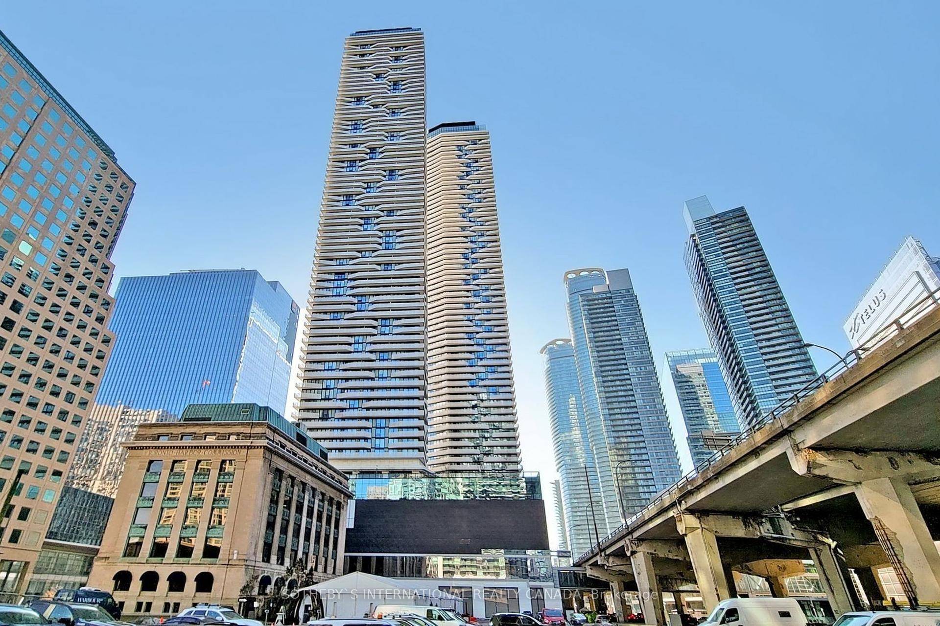 Prime Downtown Living at Harbour Plaza Residences !
