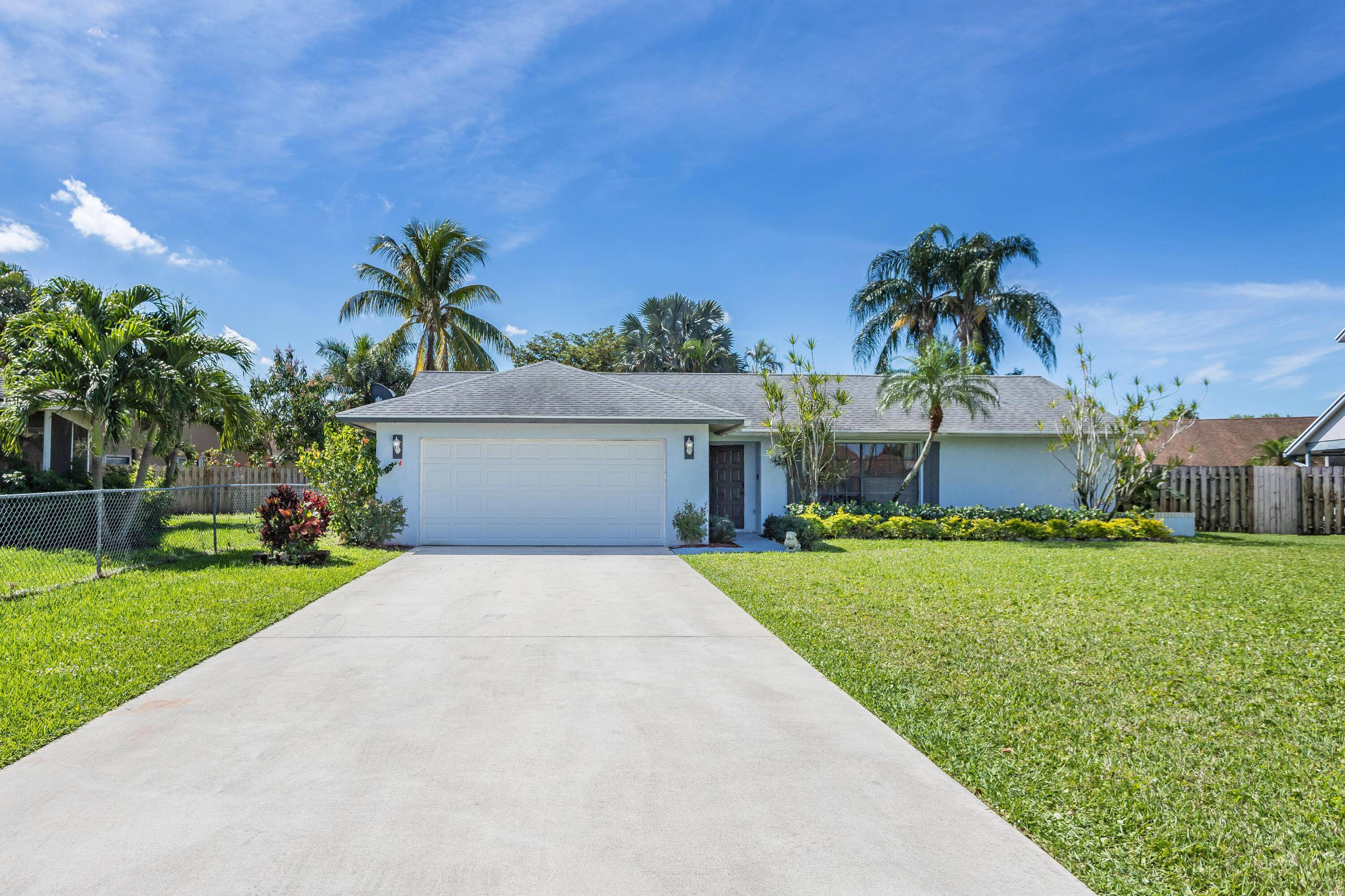 Welcome home to Indian Wells in West Boynton Beach.
